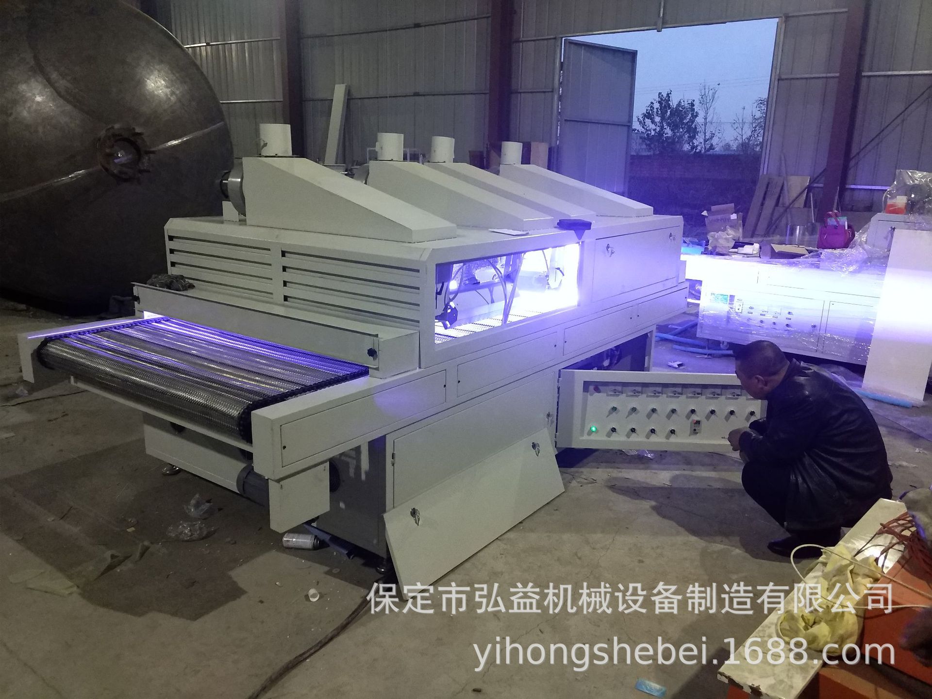 家具桌椅_厂家批发家具桌椅桌面喷涂uv混油固化设备经济型