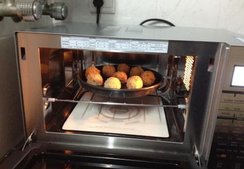 定制小款盒饭加热设备1500份盒饭快速加热微波隧道炉